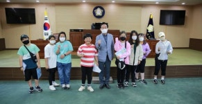 청양군 관내  미당초교 등  3곳, 청양군 의회 방문...학생들, 의장석 앉아 의사봉 두드려보고 신기한 경험