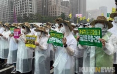 “코로나 영웅이라더니 토사구팽”… 폭우에도 거리 나선 의료진