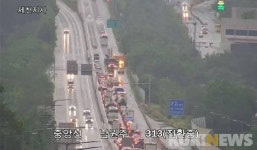 중앙고속도로 남원주 나들목 인근서 4t 트럭 빗길 전도…3명 중경상