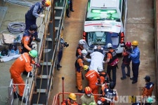 유최안 부지회장, 가로·세로·높이 1m크기 철구조물 밖으로 [쿠키포토]