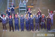 유최안 부지회장, 가로·세로·높이 1m크기 철구조물 밖으로 [쿠키포토]