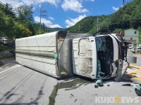 태백 추전역삼거리서 5톤 화물차 전도...교통 정체