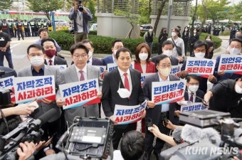 'MBC 항의방문' 국힘... 사장 면담은 불발, 사퇴 촉구 [쿠키포토]