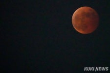 하늘에 뜬 블러드 문 [쿠키포토]