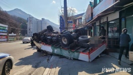 태백 황지자유시장 인근에서 2.5톤 화물차량 전복...1명 부상