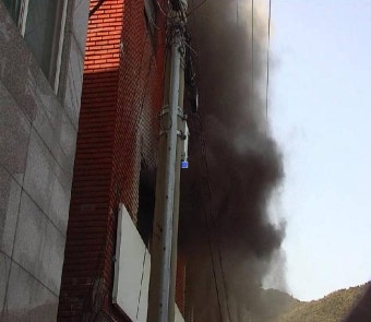 문경시 한 상가건물서 화재..3명 연기 흡입