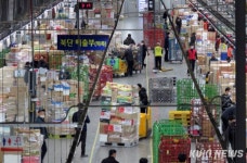 설 앞두고 분주한 우편물류센터 [쿠키포토]