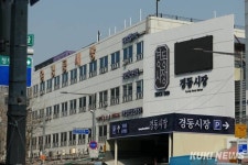 "평일도 자리 잡기 힘드네"...경동시장 그 커피숍 [가봤더니]