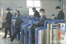 대중교통 마스크 의무 해제 첫날 [쿠키포토]