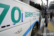 빡빡한 골드라인 완화 위해 버스 증차했는데... 지하철은 혼잡, 버스는 한산 [쿠키포토]