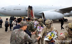 수단 교민 입국...  아저씨들 프라미스 지켜줘서 고마워요 [쿠키포토]