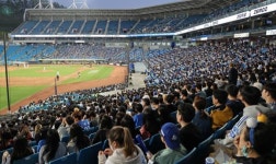 악재에도 이상 무…프로야구, 101경기 만에 100만 관중 돌파