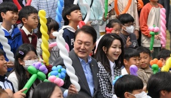 尹, 청와대에 어린이 초청…“즐겁고 행복하게 자라도록 열심히 하겠다”