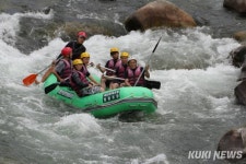 징검다리 연휴 첫날 인제 내린천 북적… 일상회복 실감