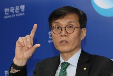 한은 물가, 올해 중반 2%대 하락… 연말 3% 내외 전망 [쿠키포토]