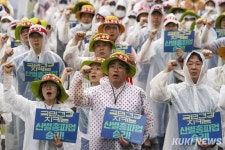 “화장실 갈 시간이라도…” 의료진, 폭우 속 19년 만의 파업