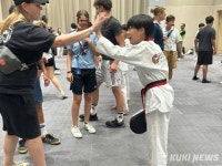 송판 격파에 환호성… 태권도로 하나 된 잼버리 대원들