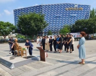 ‘기림의 날’ 맞아 전주 풍남문 광장 평화의 소녀상에 헌화