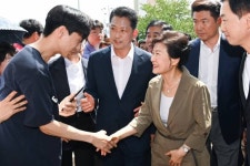 박근혜, 모친 기일에 아버지 박정희 생가 찾아