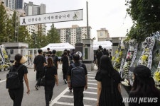 추모객으로 붐비는 서이초등학교 [쿠키포토]