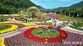 6년 만 최장의 황금 연휴… 가을꽃축제장 나들객들로 북적