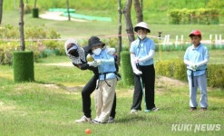 아이들과 교직원도 굿샷…화천군, 파크골프 저변 확대