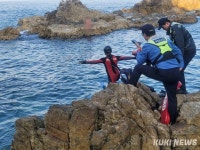 삼척 신남항 갯바위서 고립된 70대 남성 해경에 구조