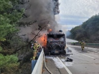 통영대전고속도로 함양 서상 IC 인근 차량 2대 추돌 화재