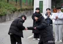“수능 대박나세요” 강원 수험생들, 응원 받으며 입실 완료