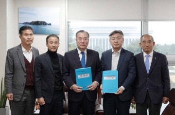 전북 민주당 의원들, 이개호 정책위 의장 만나 “새만금 예산 복원” 한목소리