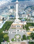 부산 용두산공원 입구, 이순신 장군 얼굴 밟고 지나기...논란 자초