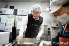 원강수 원주시장, 무료급식 봉사활동 등 연말 사회복지시설 위문