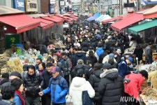 설 앞둔 모란장 ‘활기 가득’