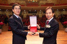 ‘올해의 KAIST인 상’ 명현 전기및전자공학부 교수 수상