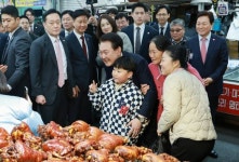 윤석열 대통령, 마산어시장 상인 격려
