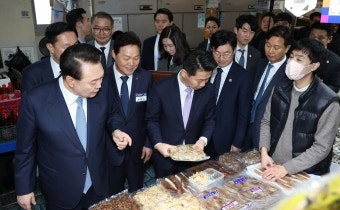 윤석렬 대통령, 삼천포 용궁수산시장 방문