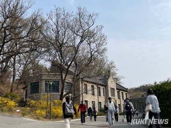 ‘김준혁 논란’ 이대생들 “윤리의식 부족, 기가 찬다...여성혐오적”