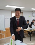 장성동에서 사전투표 하는 이상호 태백시장