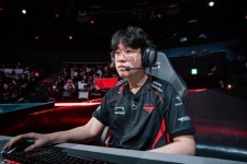 ‘제우스’ 베인, 구르기 쇼…T1, DK전 매치포인트 선점 [LCK]