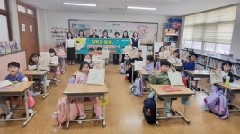 정읍시, 수성초등학교 입학생 33명에게 책 꾸러미 전달
