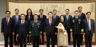 尹대통령, 강호필 합참 차장 삼정검 수치 수여