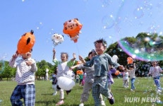 “파란 하늘아래  마음껏 달려요”