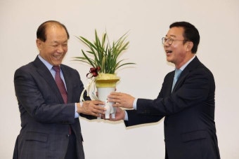 홍철호 정무수석, 황우여 예방…“민의 반영 문제없도록 힘 합치자”