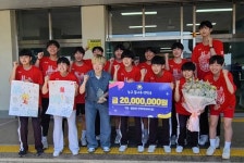 부산 동주여중 졸업생 WKBL 안혜지 선수, 장학금 2천만원 전달