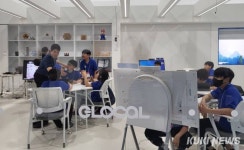 이것이 미래 교실 ‘챗 GPT로 소통‧AI 활용 로봇 제작’