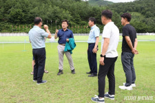 [포토]체육시설 점검하는 권정복 삼척시의장