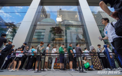 아이폰 16 국내 출시…매장 앞 ‘북적’ [쿠키포토]