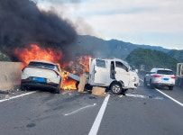 통영대전고속도로 산청서 4중 추돌…8명 부상