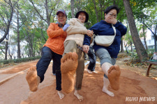 “황톳길 따라 발끝으로 가을 느껴요…” 