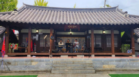 “전통과 재미 다 잡았다”…군위 사라온이야기마을 ‘인기’